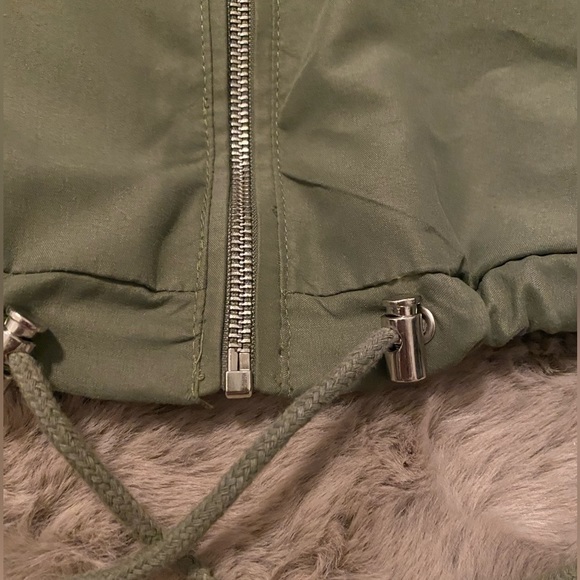 Lightweight green zip up, sewn with multiple  layers. - Picture 6 of 7